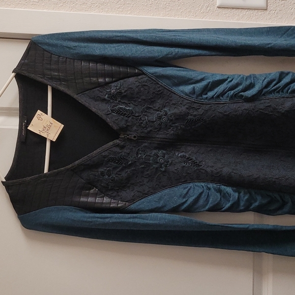 Anvrdie Long Sleeve 2 tone. Front zipper. Crunchy sides. - Picture 7 of 10